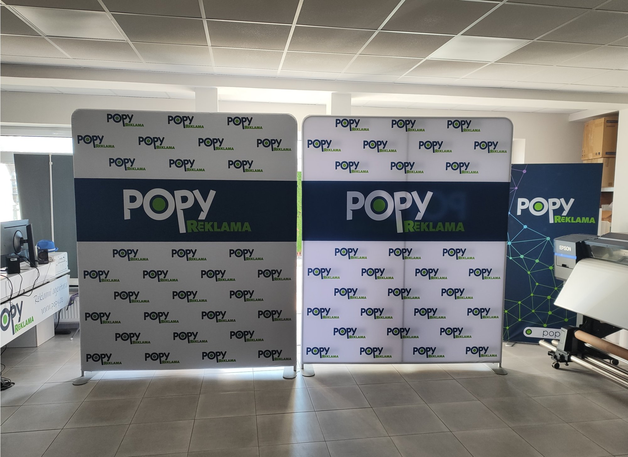Porovnání vzhledu dvou textilních prezentačních stěn POPY se světlou grafikou